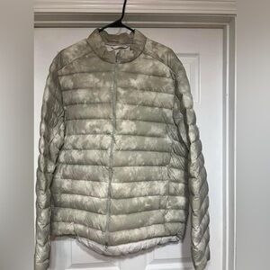 Lululemon Men’s puffer jacket used but in great condition! Smoke free home.